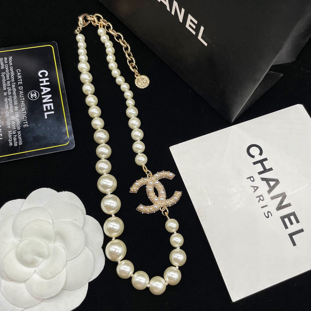 Fashion CC pearl necklace