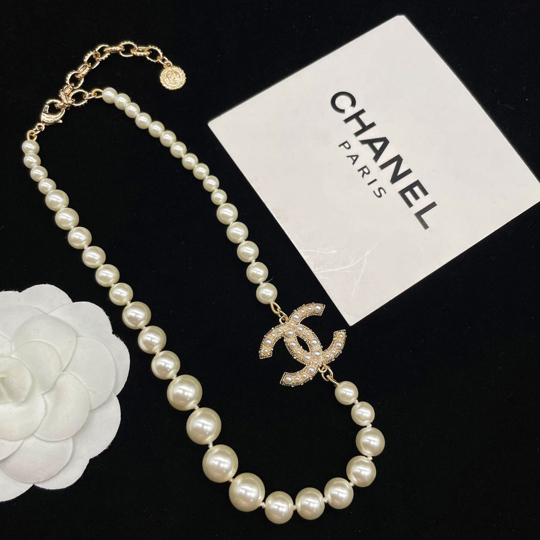 Fashion CC pearl necklace