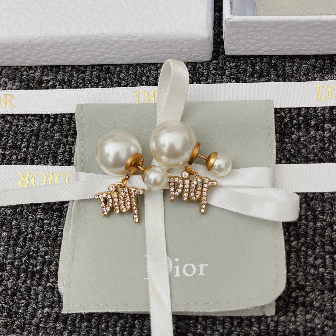 Temperament Diamond Letter Pearl Earrings