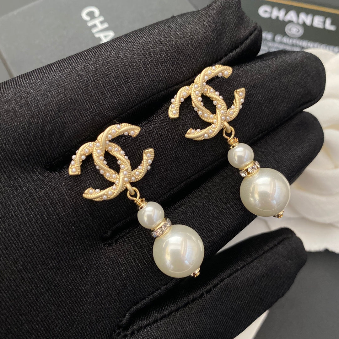 Temperament Logo Letter Pearl Drop Earrings