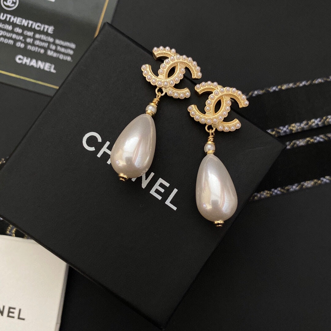 Classic pearl earrings