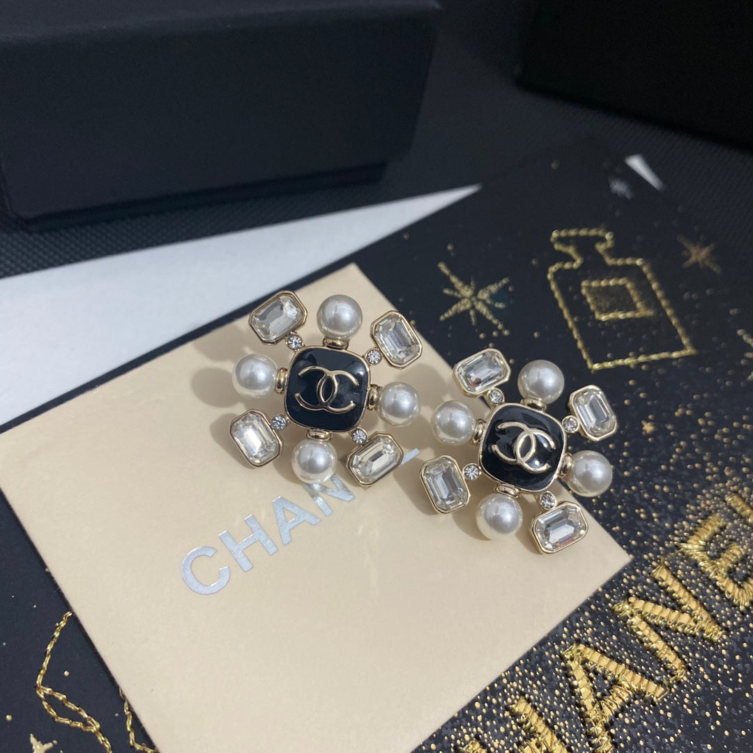 Elegant Pearl Diamond Glass Stud Earrings