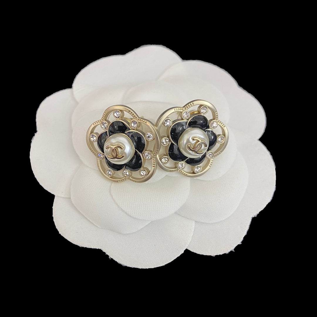 Elegant Resin Flower Stud Earrings