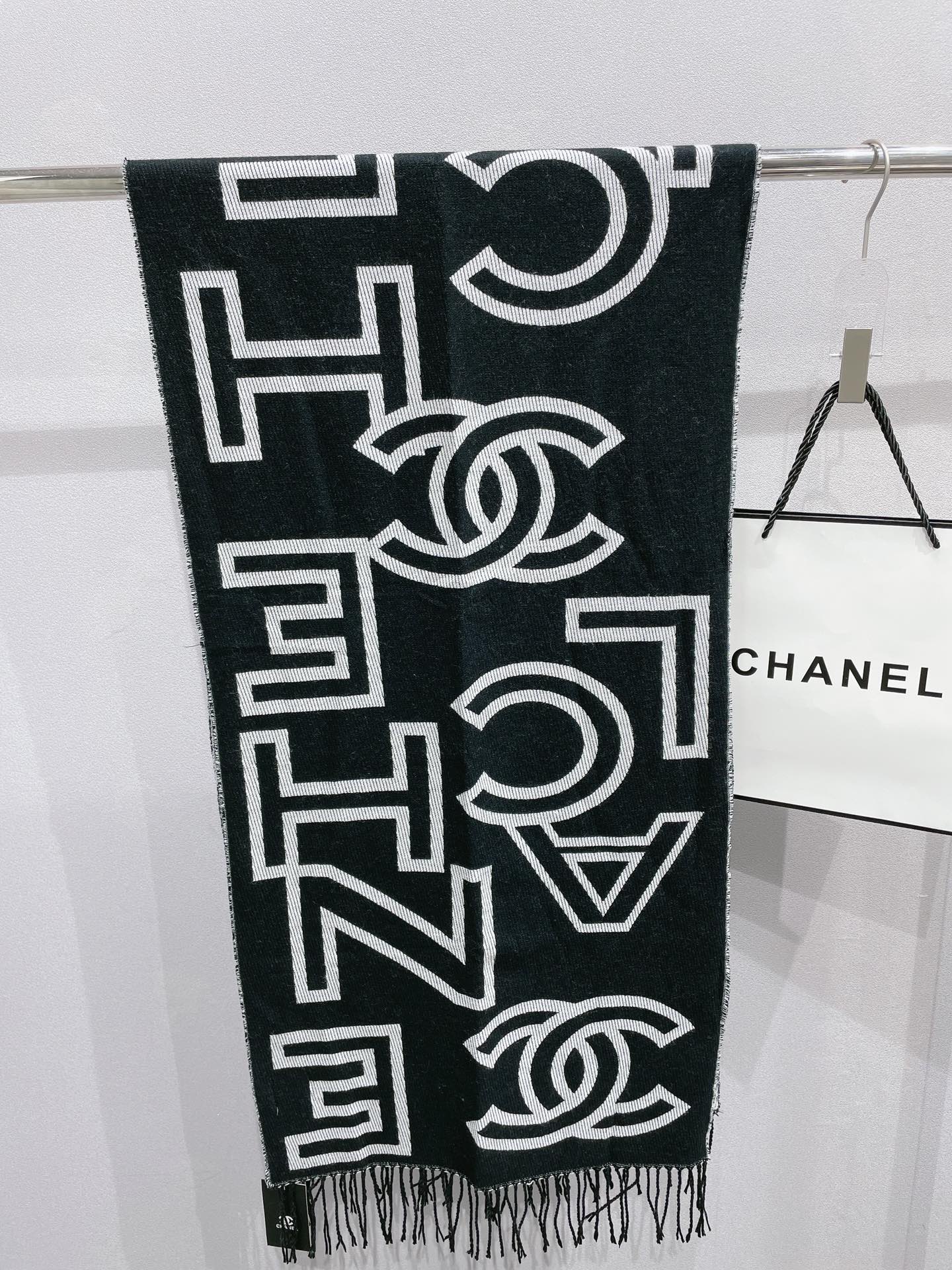 Temperament Twill Logo Jacquard Scarf Shawl