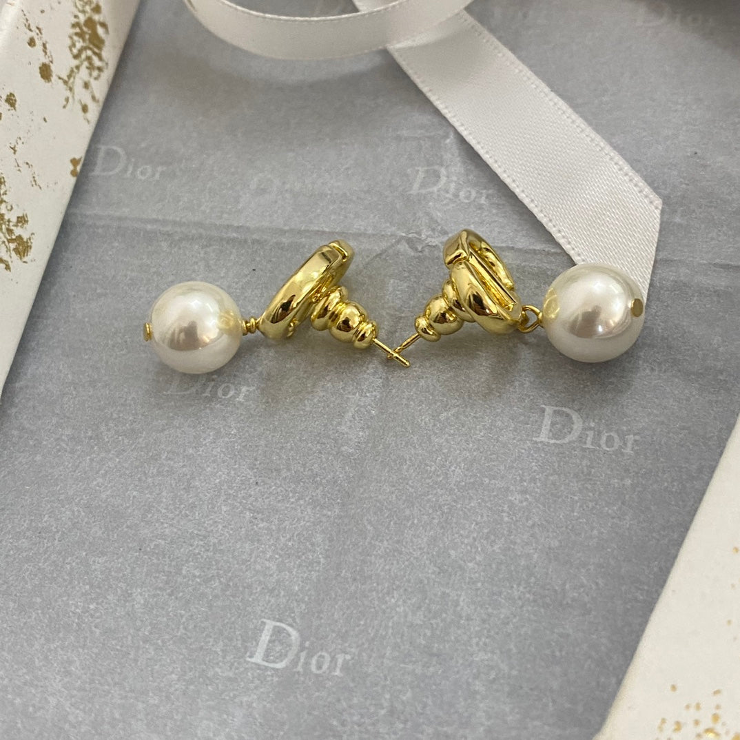 Fashion Metal Pearl Pendant Earrings