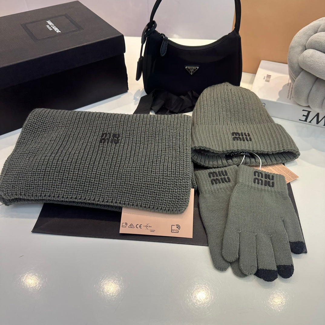 New autumn and winter trends-fashionable wool hat + scarf + gloves