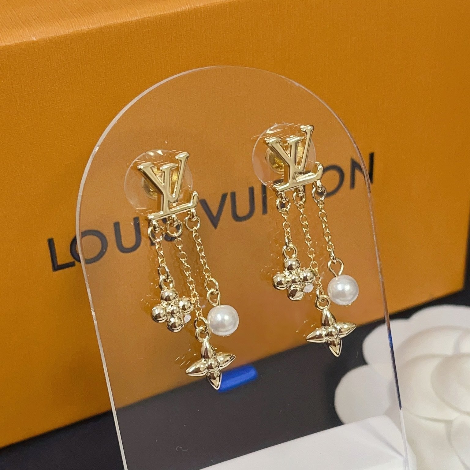 Fashion Pearl Flower Pendant Earrings