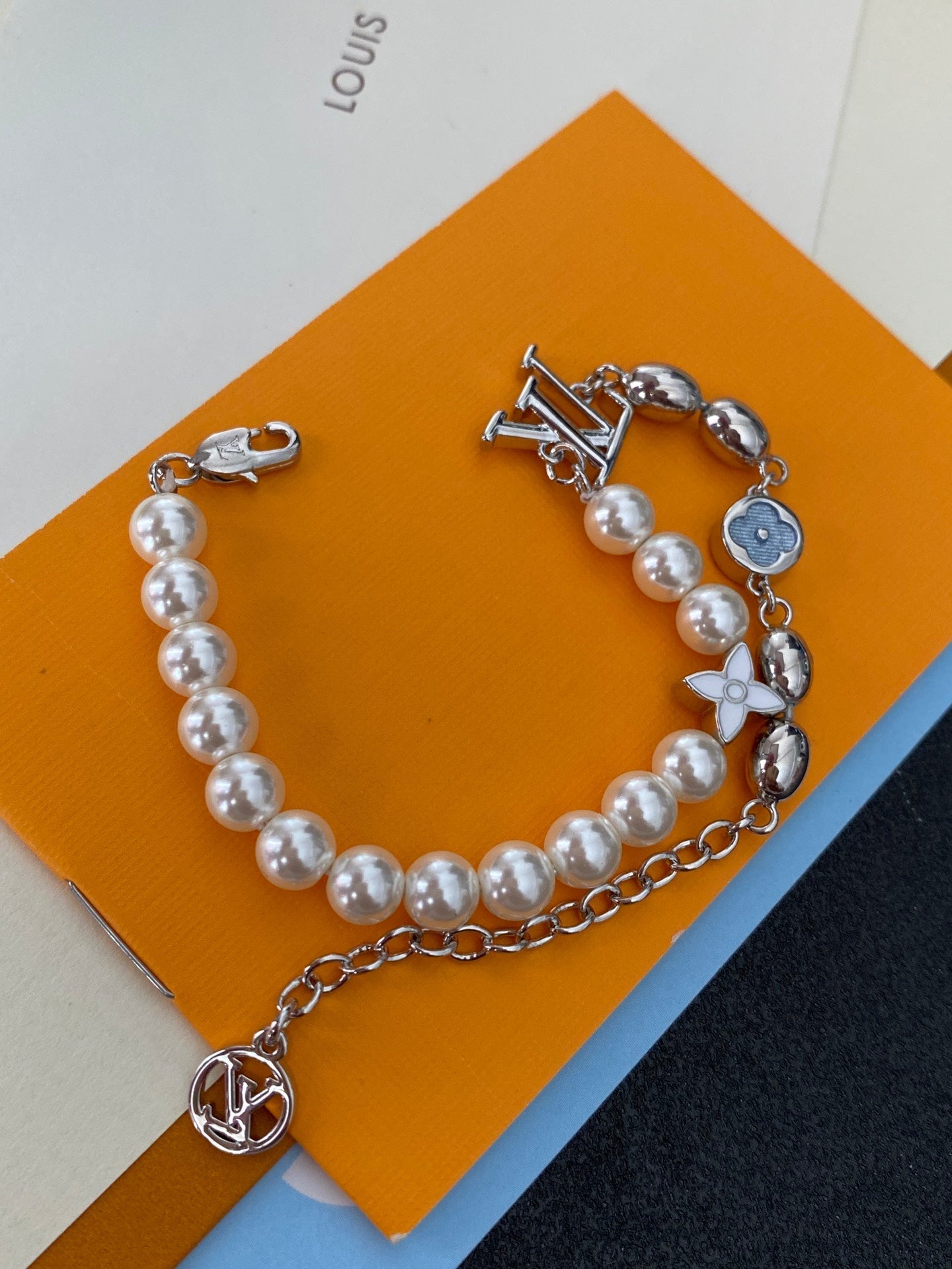 Fashionable Silver Clover Pearl Bracelet