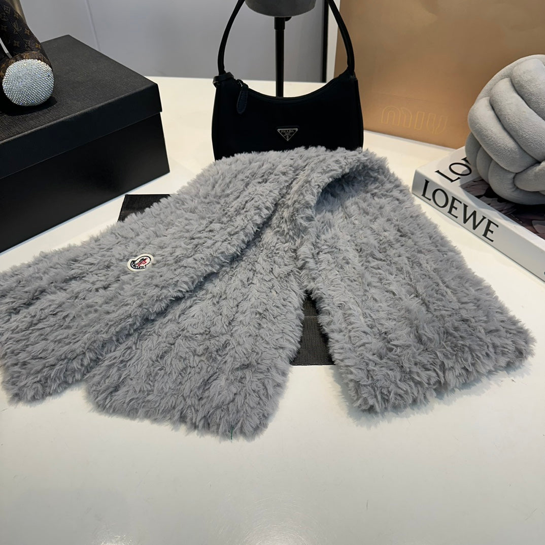 New autumn and winter trends-fashionable wool hat + scarf + gloves